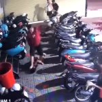 中学生に暴行を加える男の様子