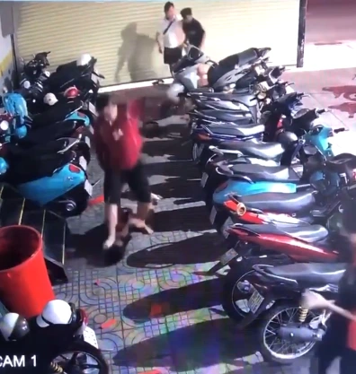 中学生に暴行を加える男の様子