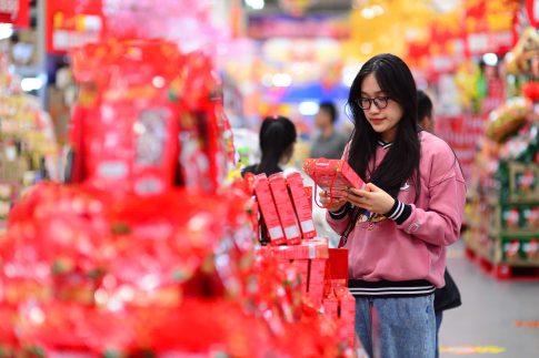 ホーチミン市のスーパーマーケットで買い物する市民