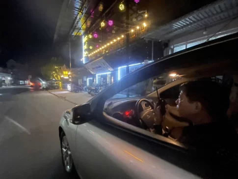 居酒屋の前で覆面で張り込む交通警察