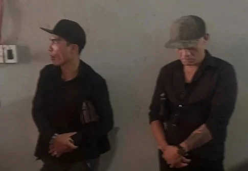 拳銃所持などの容疑で逮捕された2人の容疑者