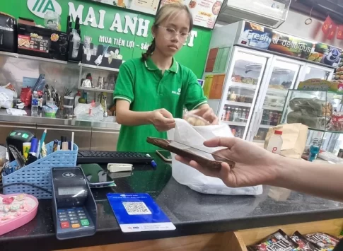 ベトナムのコンビニエンスストアでの支払いの様子