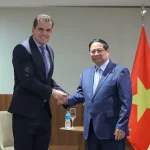 ブラジルの大手企業代表者と握手するファン・ミン・チン首相