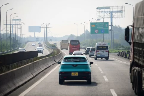 ホーチミン市～ロンタイン高速道路を走行する車両