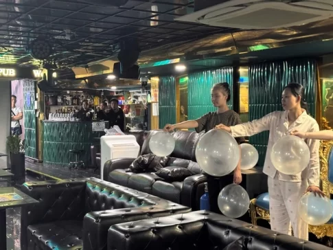 笑気ガスバルーンを持つ容疑者たち