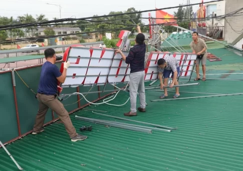 台風に備えて看板を撤去する住民（ベトナム）