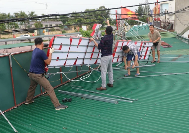 台風に備えて看板を撤去する住民（ベトナム）