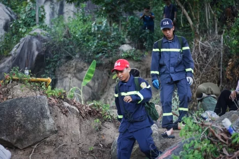 登山中に遭難した男性を探す救助隊