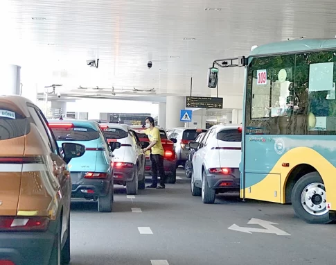 様々な車両で渋滞するタンソンニャット空港Ｔ3ターミナル