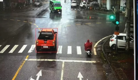 監視カメラで捉えられた偽造ナンバーの車