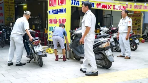 歩道選挙を警告する街区の職員