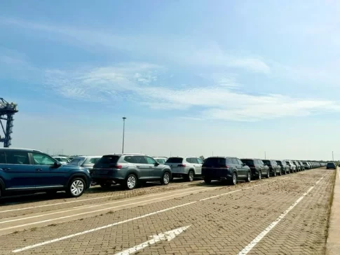 ホーチミン市の港に並ぶ輸入された車両