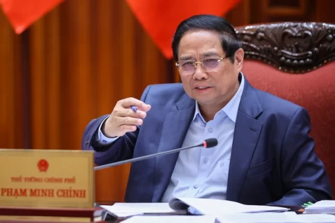 会議で発言するファン・ミン・チン首相