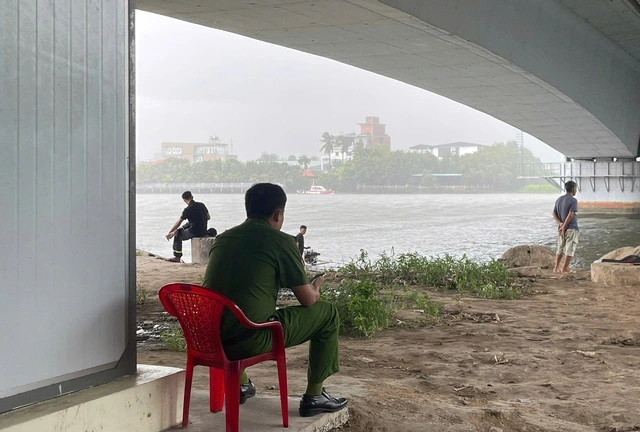 サイゴン川を捜索する警察官