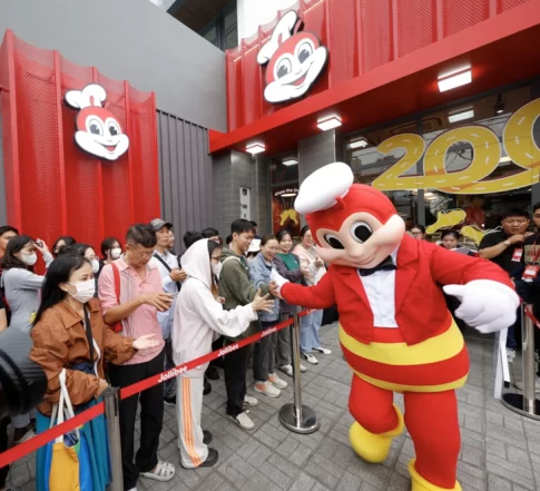 ジョリビーの新店舗オープニングセレモニーの様子