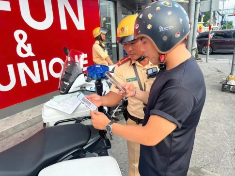 交通違反の罰金支払いのためにQRコードをスキャンする人