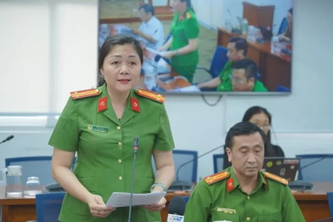 VNeIDの情報を定期的に確認するよう呼びかけるホーチミン市警察職員