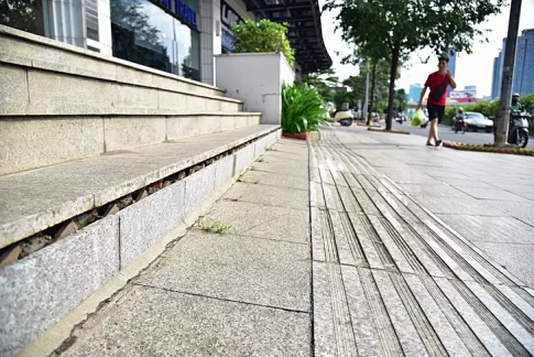 地盤沈下の影響で階段が沈むホーチミン市内の建物