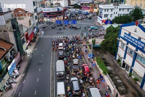 右折可能レーンがふさがれたホーチミン市内の道路