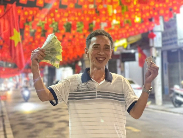 祝い金を受け取り喜ぶ市民