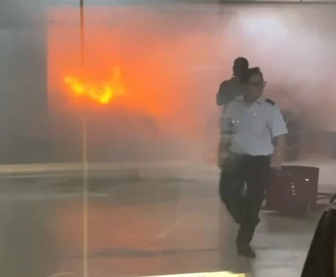 地下駐車場で発火した車両