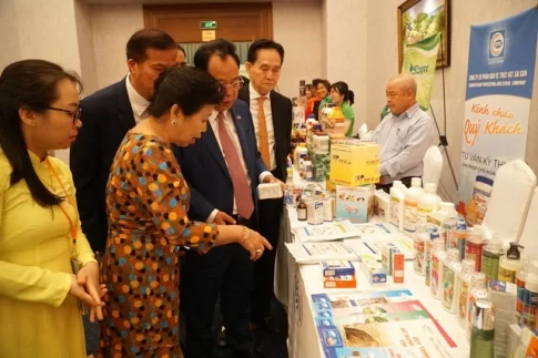 ベトナムのブースを訪問するカンボジア代表団