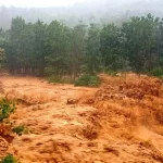 増水して氾濫する河川