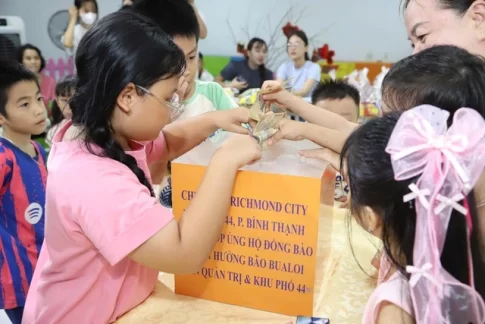 台風被害へ募金するサイゴンの子どもたち