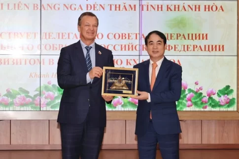 ロシア連邦会議（上院）のアンドレイ・ウラジーミロヴィチ・ヤツキン第一副議長とカインホア省党委書記のギエム・スアン・タイン氏