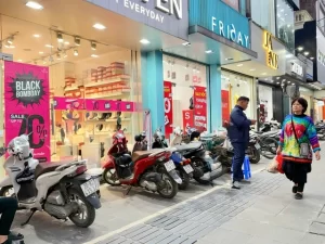 ブラックフライデーをPRするハノイの小売店