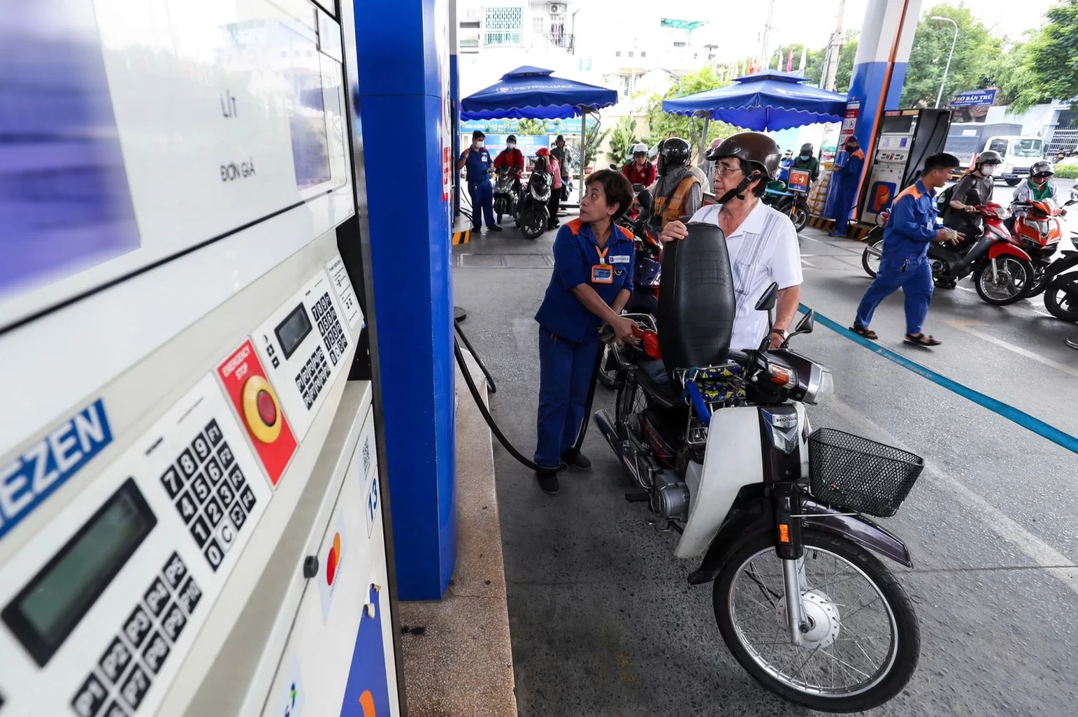 中東の紛争によって値上がりが懸念されるホーチミン市内のガソリンスタンド