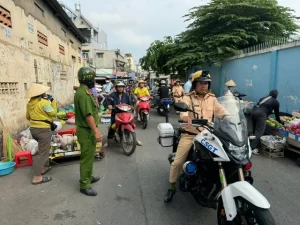 違法屋台に選挙されているタイフン小学校近くで、タクアンブウ通り