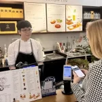 ベトナムの飲食店のQR決済の様子