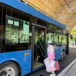 ホーチミン市内の無料バスを利用する市民