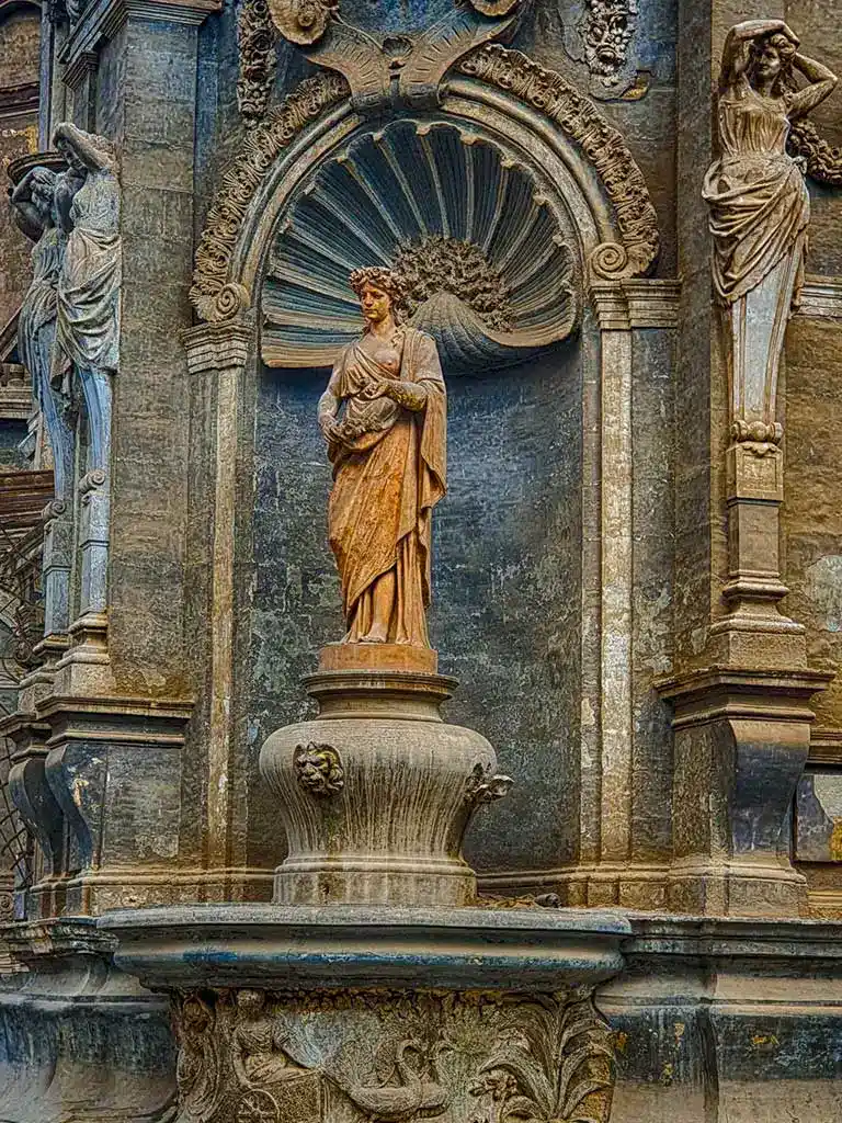 aegypten-kairo-christliche-statue Spirituelle Reisen Ägypten: Mit AdamTravel zu Kraftorten, Klöstern & Sinai. Meditation, Yoga & die Route der Heiligen Familie erleben.