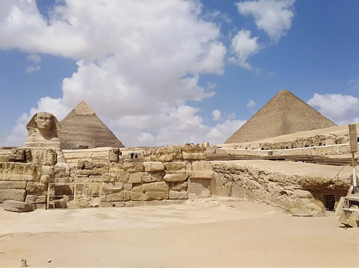 pyramiden-sphinx-gizeh-aegypte Die Grosse Sphinx von Gizeh vor der Chephren-Pyramide in Ägypten