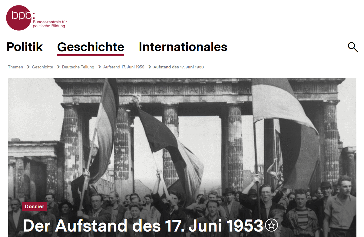 1. Historische schwarze und weiße Fotografie von Menschen, die mit Fahnen vor dem Brandenburger Tor während des Volksaufstands vom 17. Juni 1953 in Deutschland protestieren.