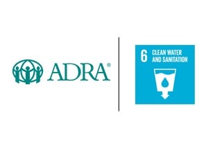 ADRA Logo neben dem Symbol für sauberes Wasser und Sanitärversorgung, nachhaltige Entwicklungsarbeit, Wasserzugang, humanitäre Hilfe, soziales Engagement, Trinkwasserprojekte, globale Hilfsorganisation.