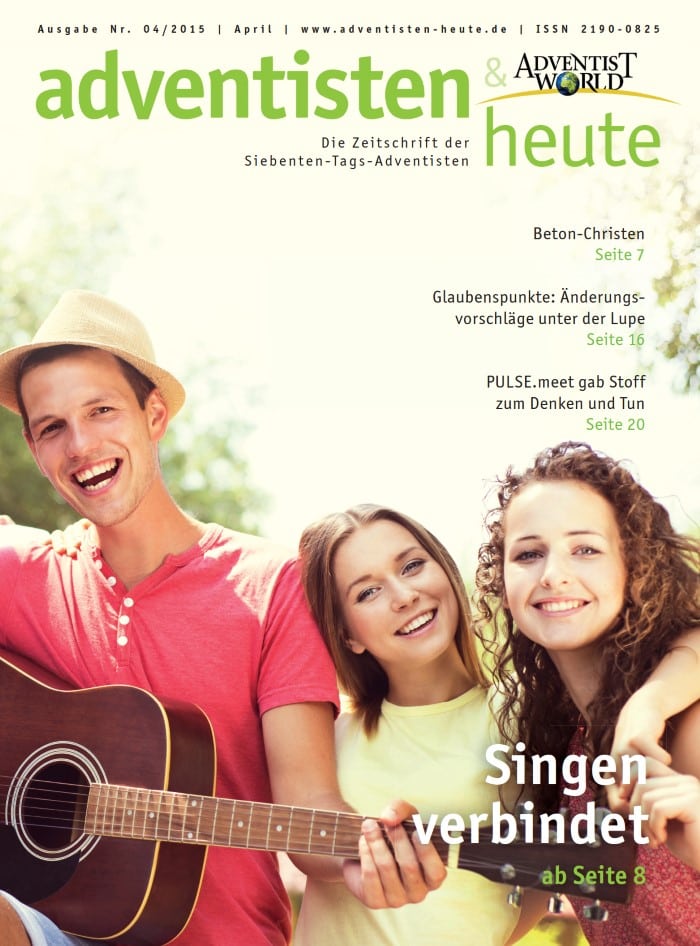 Fröhliche junge Menschen mit Gitarre, glücklich beim Singen, outdoor, Beton-Christen, Jugend, Gemeinschaft, Musik, Inspiration, adventisten heute, Zeitschrift, christliche Inhalte, positive Atmosphäre.