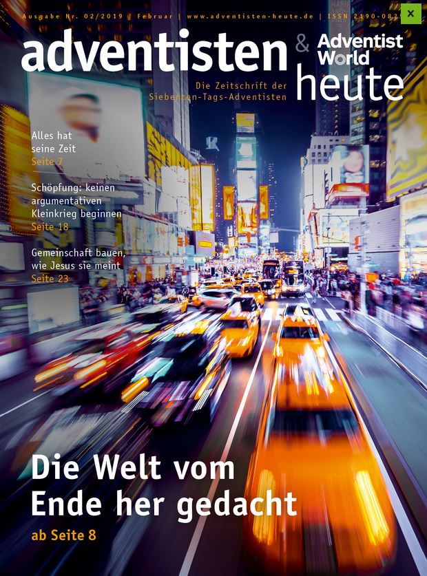 1. Lebendige Stadtansicht mit blitzenden Lichtern und Autos in Bewegung, symbolisiert Urbanisierung und modernes Leben.