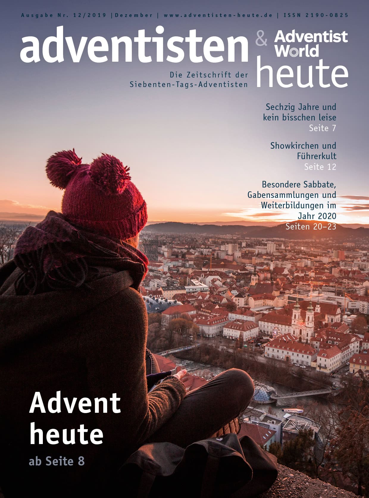 Sehender Mensch trägt warme Mütze in rot mit Bommel, blickt auf festliche Stadt am Abend mit beleuchteten Gebäuden und Fluss, ideal für Weihnachts- und Adventsbeiträge.