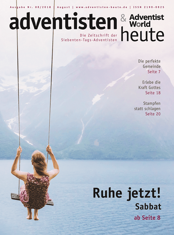 Entspannende Mädchen auf Schaukel vor Bergsee, symbolisch für Ruhe und Meditation – ideal für adventistische Leser, die Erholung und geistliche Reflexion suchen.