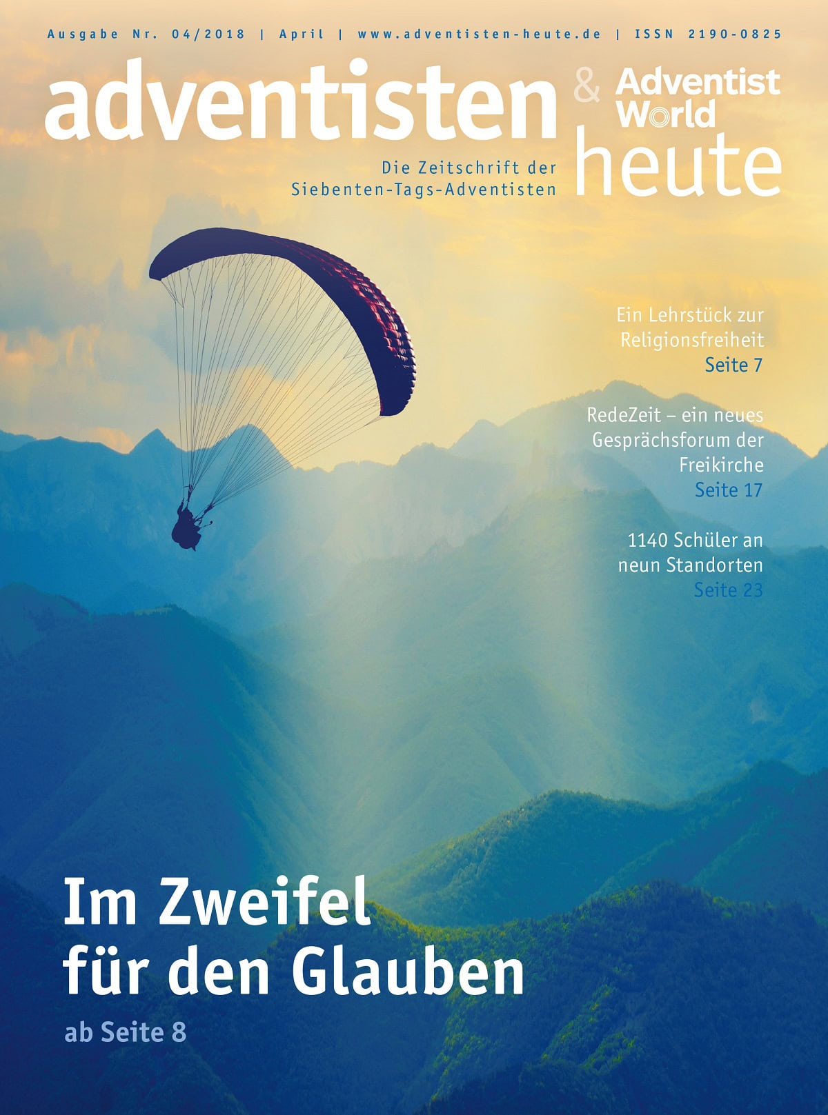 Ein Fallschirmpilot fliegt über grüne Berglandschaft bei Sonnenaufgang, symbolisiert Glauben und Zweifel, mit ansprechender Naturkulisse für spirituelle Inspiration.