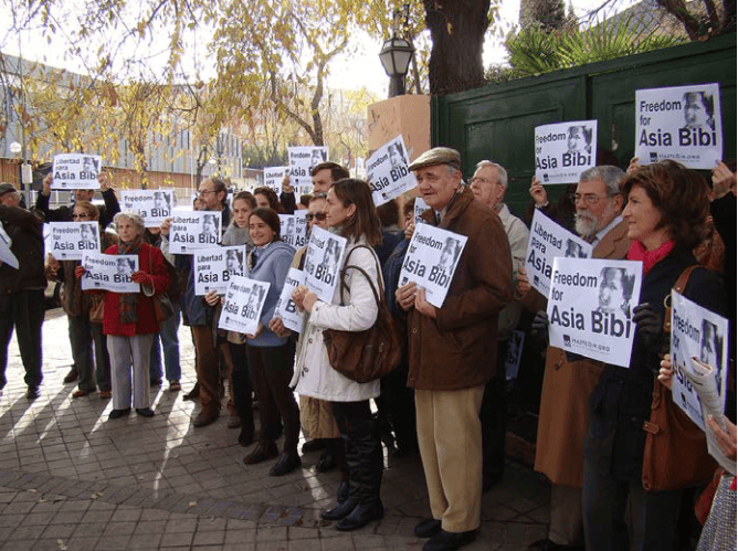 Friedensdemonstration gegen Zensur in Asien, Menschen halten Plakate für Freiheit mit "Freedom for Asia Bibi", helle Tageszeit, diverse Teilnehmer deutschlandweit, symbolischer Proteststreifen.