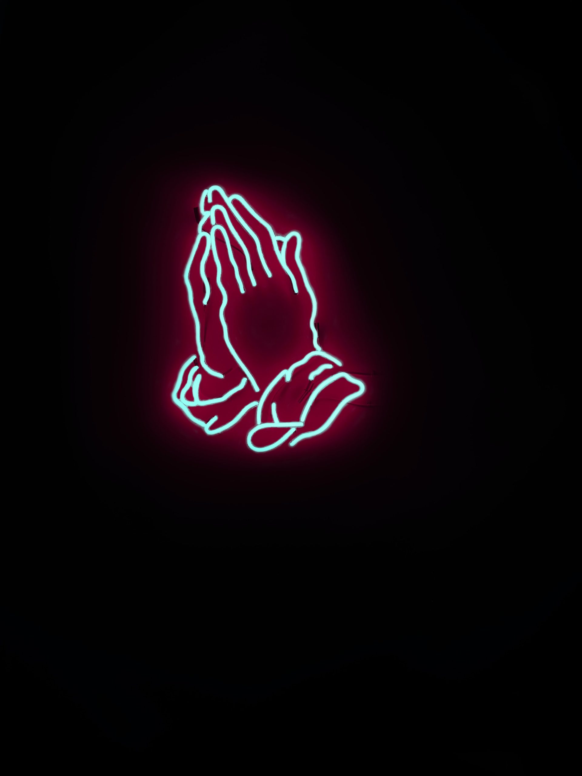 Betende Hände Neonlicht, spirituelles Symbol, religiöse Animation, moderne Kunst, Gottesdienst, Gebet, meditative Darstellung, spirituelle Atmosphäre, leuchtende Kunstinstallation, christliche Symbolik.