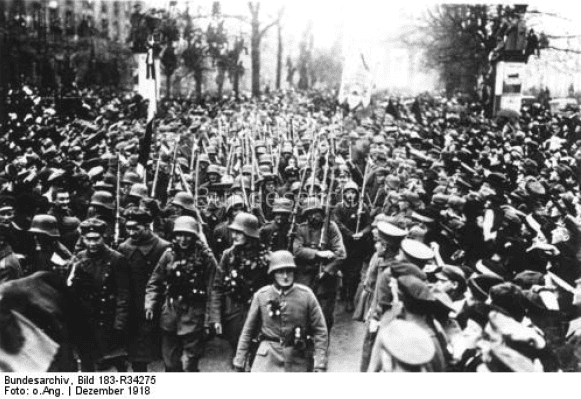 Soldaten marschieren im Ersten Weltkrieg, Kriegsalltag 1918, historische schwarz-weiß Aufnahme, bedeutendes Foto des Bundesarchivs.
