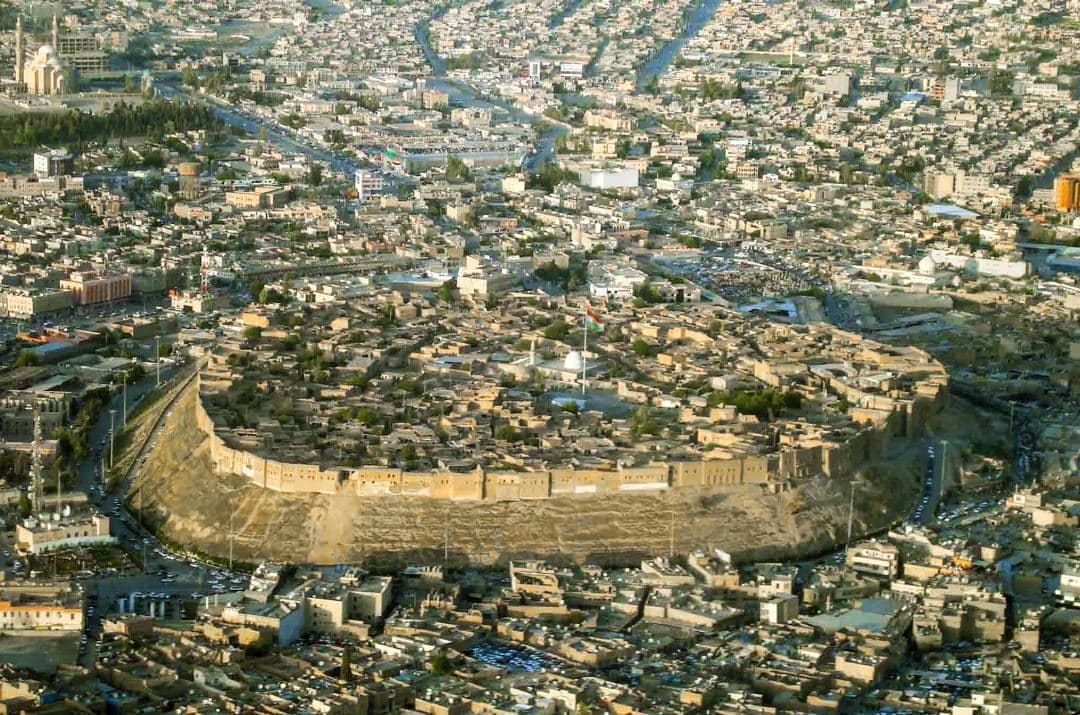 1. Historische Festung inmitten der Stadt, umgeben von modernen Gebäuden, als Symbol für Geschichte und Kultur.