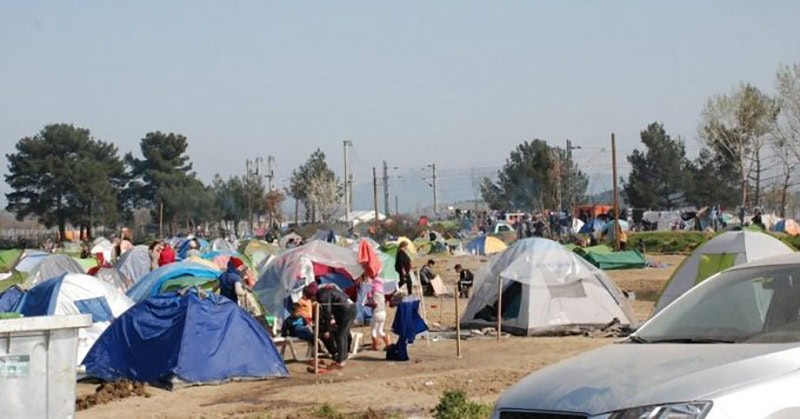 Aufenthalt im Flüchtlingslager mit Zelten und Helfern, humanitäre Unterstützung und Versorgungssituation in Krisengebieten, Kontakt mit Flüchtlingen, Fokus auf humanitarian aid and refugee assistance, humanitäre Hilfsorganisationen, Schutz und Unterstützung für Flüchtlinge.