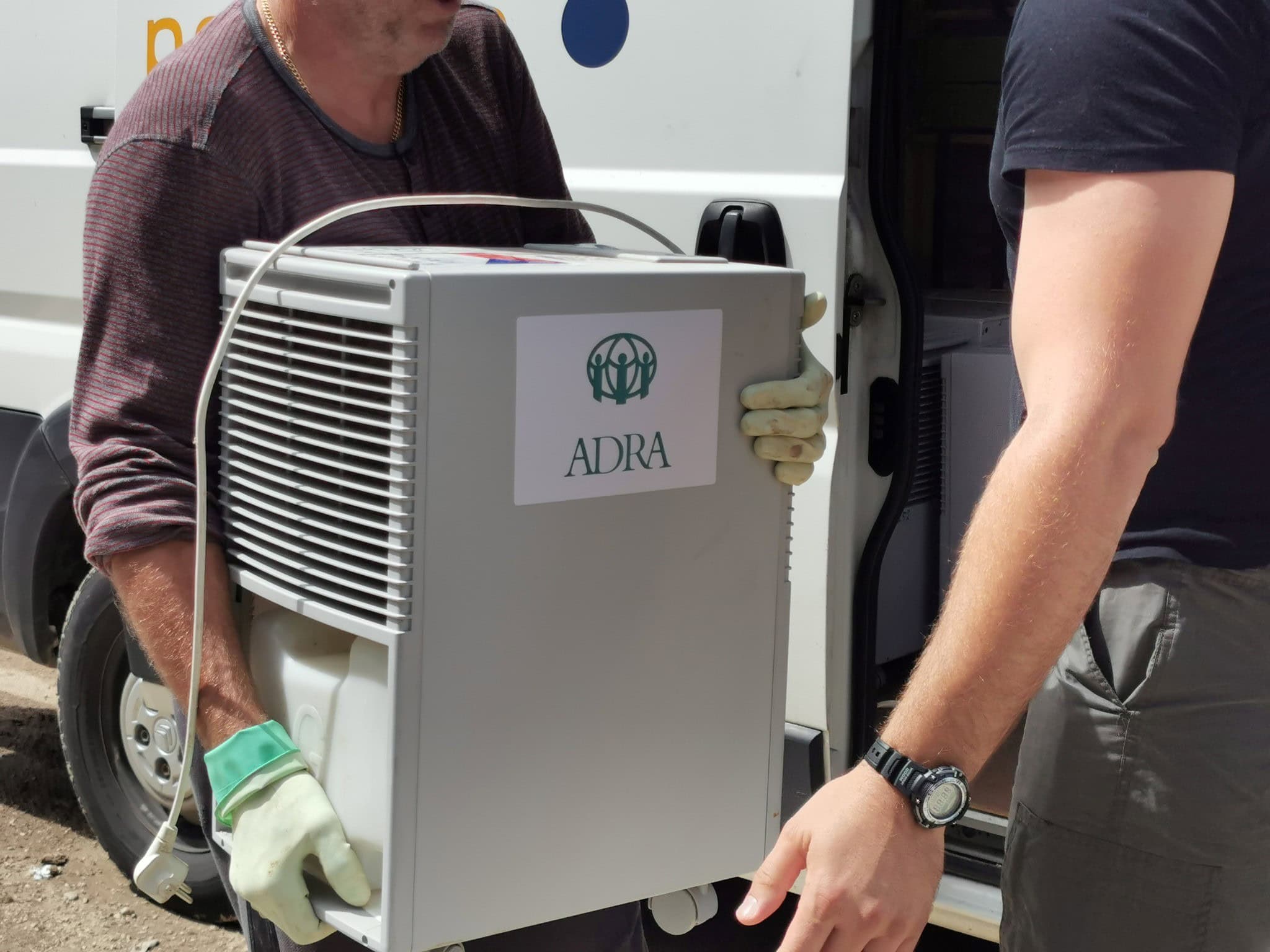 Temperaturschutz für COVID-19-Impfstoffe, Kühlbox mit ADRA Logo, mobile Lagerung, Impfstofftransport, medizinische Logistik, Schutz vor Hitze, Impfstoffsicherheit, ADRA Gesundheitsinitiative, mobile medizinische Versorgung.