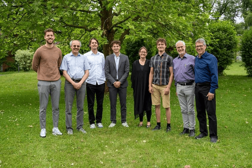 Innovatives Teamfoto von Advent-Verlag, die kreative und engagierte Mitarbeiter im Freien zeigt. Perfekt für Unternehmenspräsentationen, Teamseiten und SEO-optimierte Inhalte.